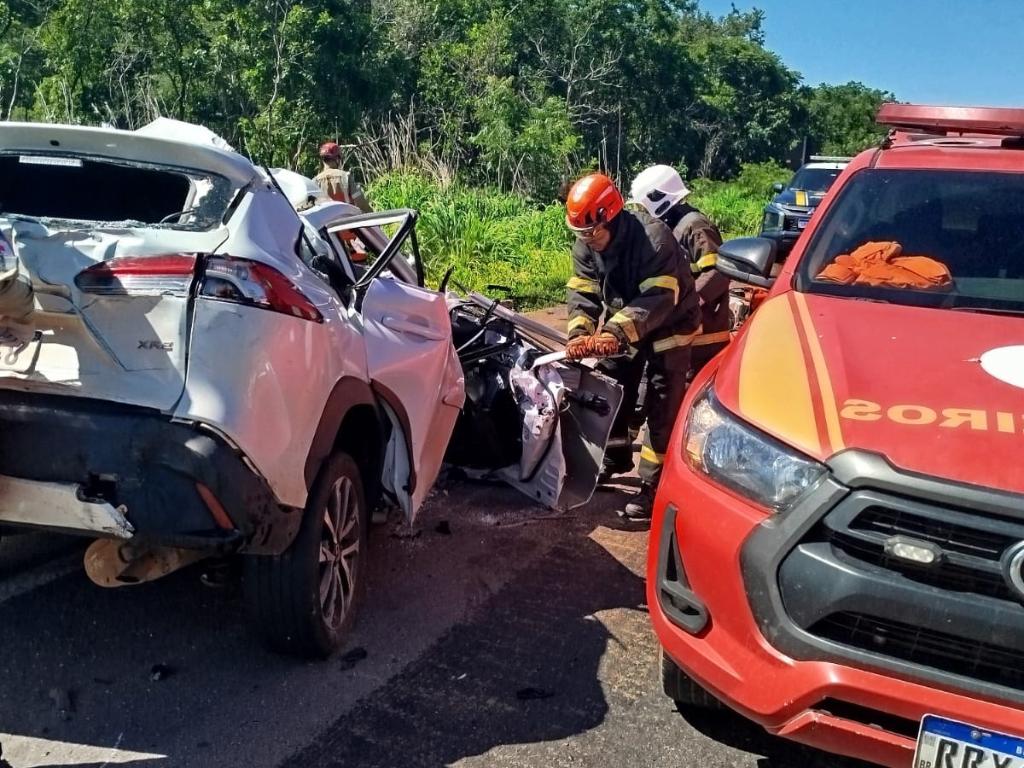 Corpo de Bombeiros realiza desencarceramento do corpo de duas vítimas que ficaram presas em ferragens após acidente na BR-070 - 